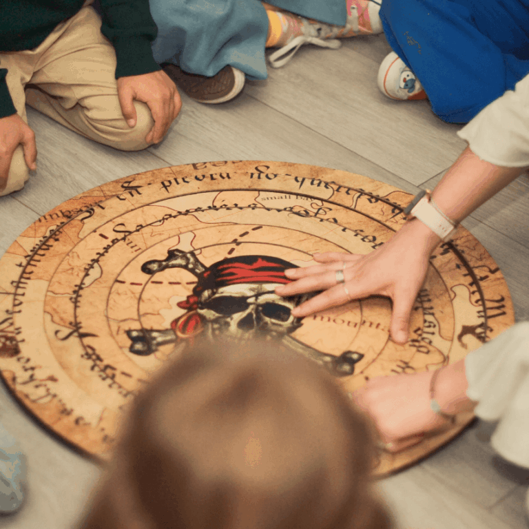 Cumpleaños pirata para niños en Madrid con gymkana interactiva y búsqueda del tesoro.