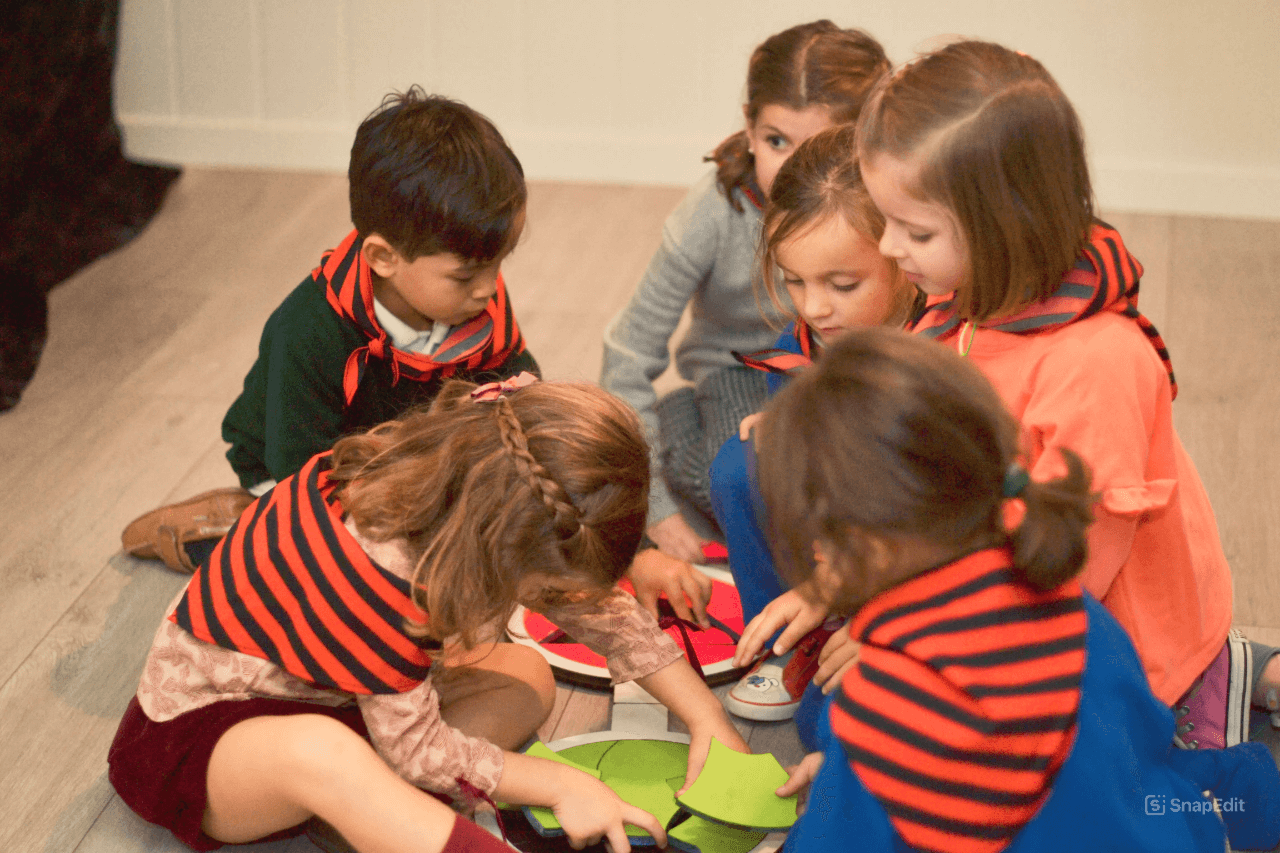 Niños divirtiéndose resolviendo pruebas y enigmas en nuestro juego de escape room pirata.
