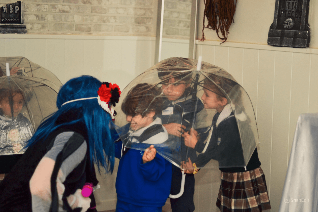 Pequeños piratas descubriendo el cofre del tesoro durante su fiesta de cumpleaños infantil.