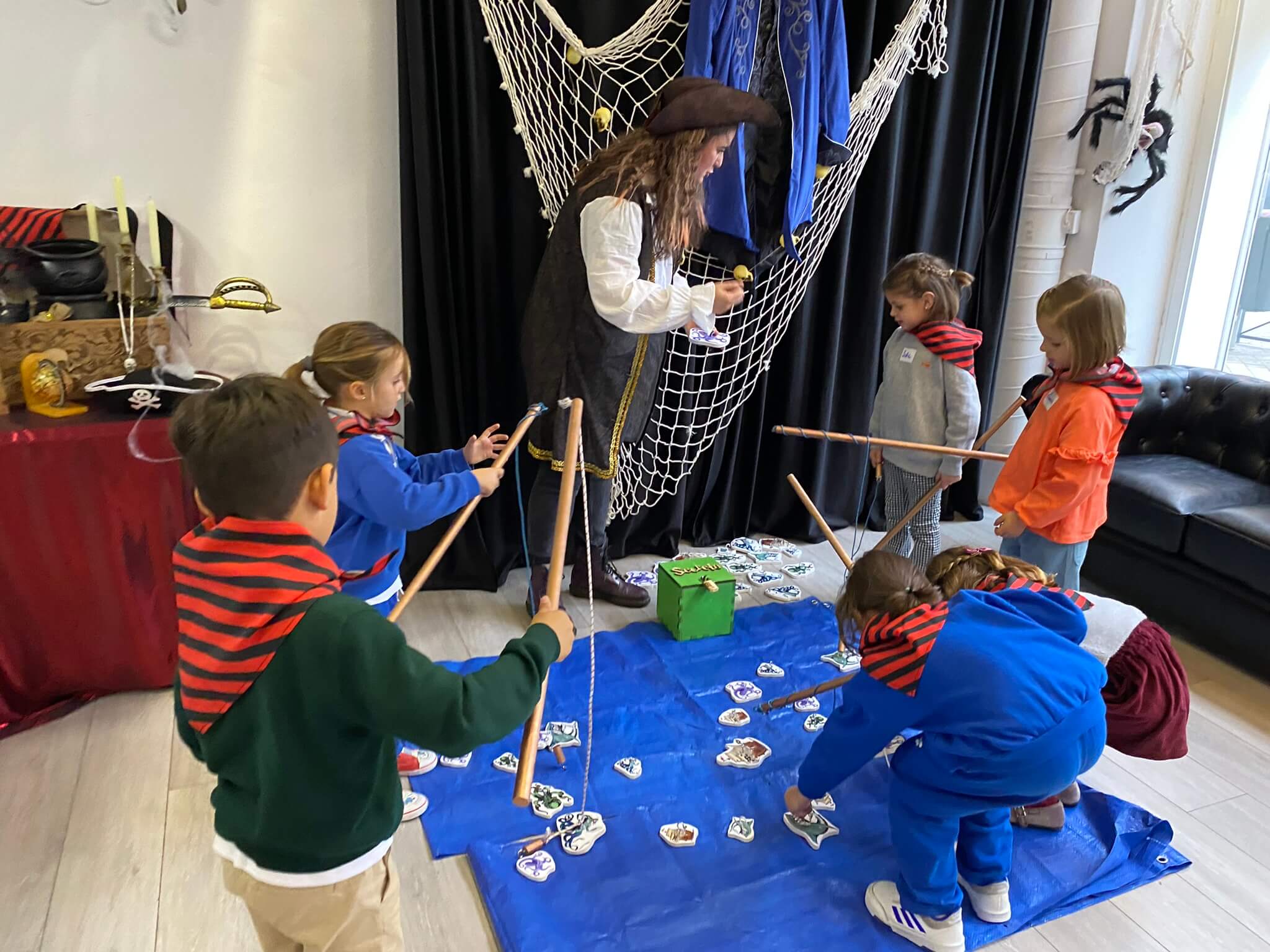 Grupo de amigos celebrando un evento temático en nuestro local exclusivo para actividades infantiles.