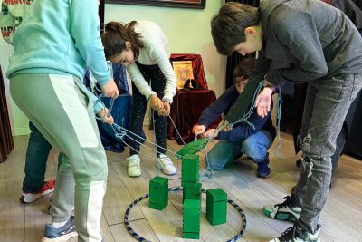 cumpleaños de adolescentes muy divertido con cluedo Misterio en la Academia de Magia