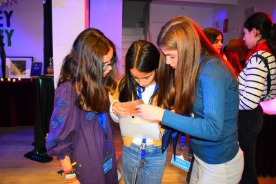 experiencia inmersiva con amigos adolescentes