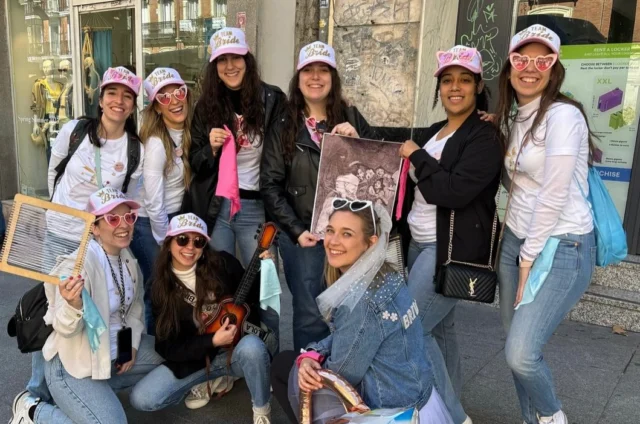 ¡La primavera nos ha sonreído este finde!
Este grupazo se ha transformado en detectives por un día y ha resuelto El misterio De Goya.

Una gymkana ideal para despedidas de soltera y cumpleaños con la que descubriréis Madrid de una forma única. ¡Seguiréis las pistas más increíbles y realizaréis las pruebas más divertidas! 

ℹ️Más info: https://monkey-donkey.es/el-misterio-de-goya/

#madrid #gymkana #despedida #despedidadesoltera