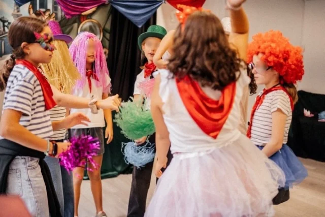 En tu fiesta me colé - Concurso Tiktok

Vive un cumple lleno de colores, música, bailes y mucha diversión. No os perdáis esta competición por equipos que os mantendrá emocionados desde el primer minuto. 

¡Las risas y los disfraces están asegurados! Además esta experiencia incluye merienda. 

ℹ️Más info: https://monkey-donkey.es/cumpleanos-tiktok/

#madrid #cumplesinfantiles #juego #tiktok #concurso #dance #planesconniñosenmadrid