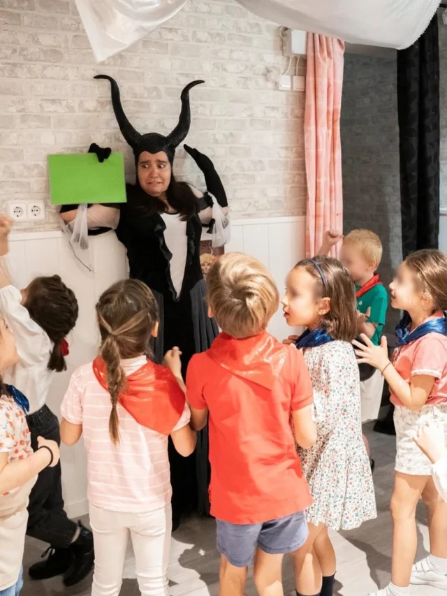 ¡Tierra de los sueños! Un cuento inmersivo para los peques de la casa

Celebra un cumple lleno de magia y de personajes increíbles que os pondrán a prueba con misteriosos acertijos o retos musicales.

Un juego lleno de fantasía en el que las risas y los recuerdos inolvidables están asegurados. 

¿Podrán los peques hacer que Brujilda se vuelva buena?

ℹ️Más info: https://monkey-donkey.es/el-cumpleanos-divertido/