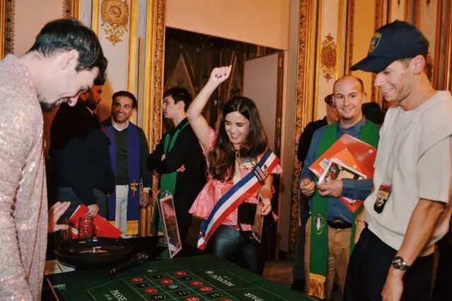 Atreveos a participar en “La última apuesta” el cluedo para grupos más divertido 

¡Bienvenidos al glamour del casino de Piermont! Esta noche os convertiréis en los grupo más influyentes de la ciudad: políticos, clérigos, empresarios y algún que otro mafioso… 

¿Estáis listos para apostarlo todo para conseguir el control de la ciudad? Aquí no solo se juega por dinero, las empresas más importantes de Piermont están también en juego.

No os perdáis este cluedo lleno de emoción, traiciones y muchas apuestas. 

Más info en: https://cluedosenvivo.com

#cluedo #casino #juego #teambuilding #equipos