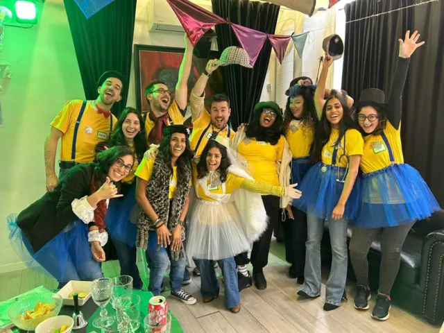 ¡Es tiempo de despedidas! Celebra una despedida de solteros con nosotros jugando a uno de nuestros cluedos. 

Descubrid misterios increíbles y convertíos en los personajes de nuestras emocionantes historias.

No parareis de reír y viviréis una despedida única. 

ℹ️Más info en: https://cluedosenvivo.com/crimen-en-doublebottom/

#despedida #juego #cluedo #despedidadesoltera #despedidadesolteramadrid